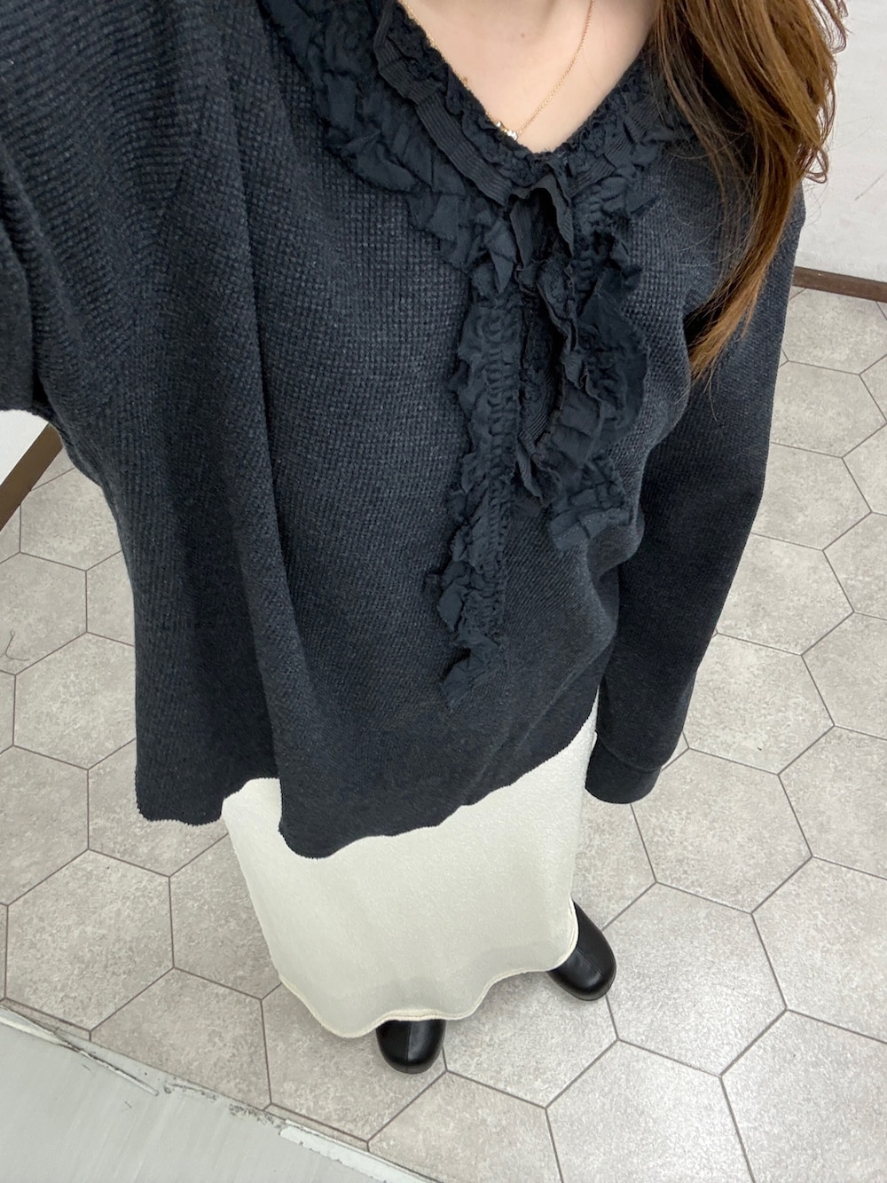 グレー系のTシャツ/カットソー、ピンク系のスカート、ブラック系のその他シューズを着用したレディースの春コーディネートの4枚目の写真