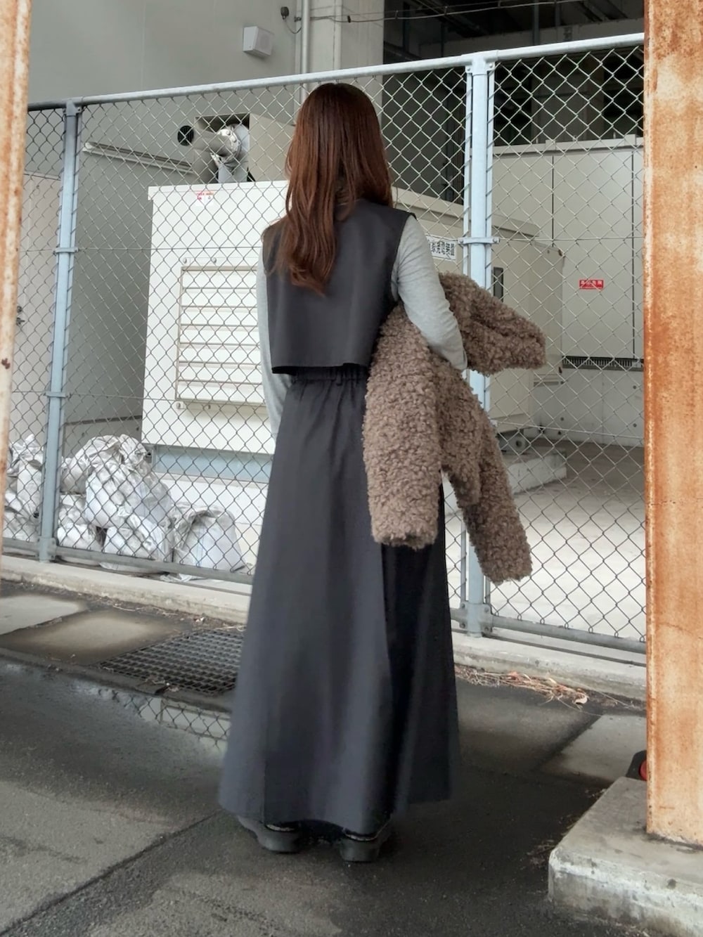 グレー系のワンピース、ベージュ系のその他アウター、グレー系のTシャツ/カットソーを着用したレディースの冬コーディネートの4枚目の写真