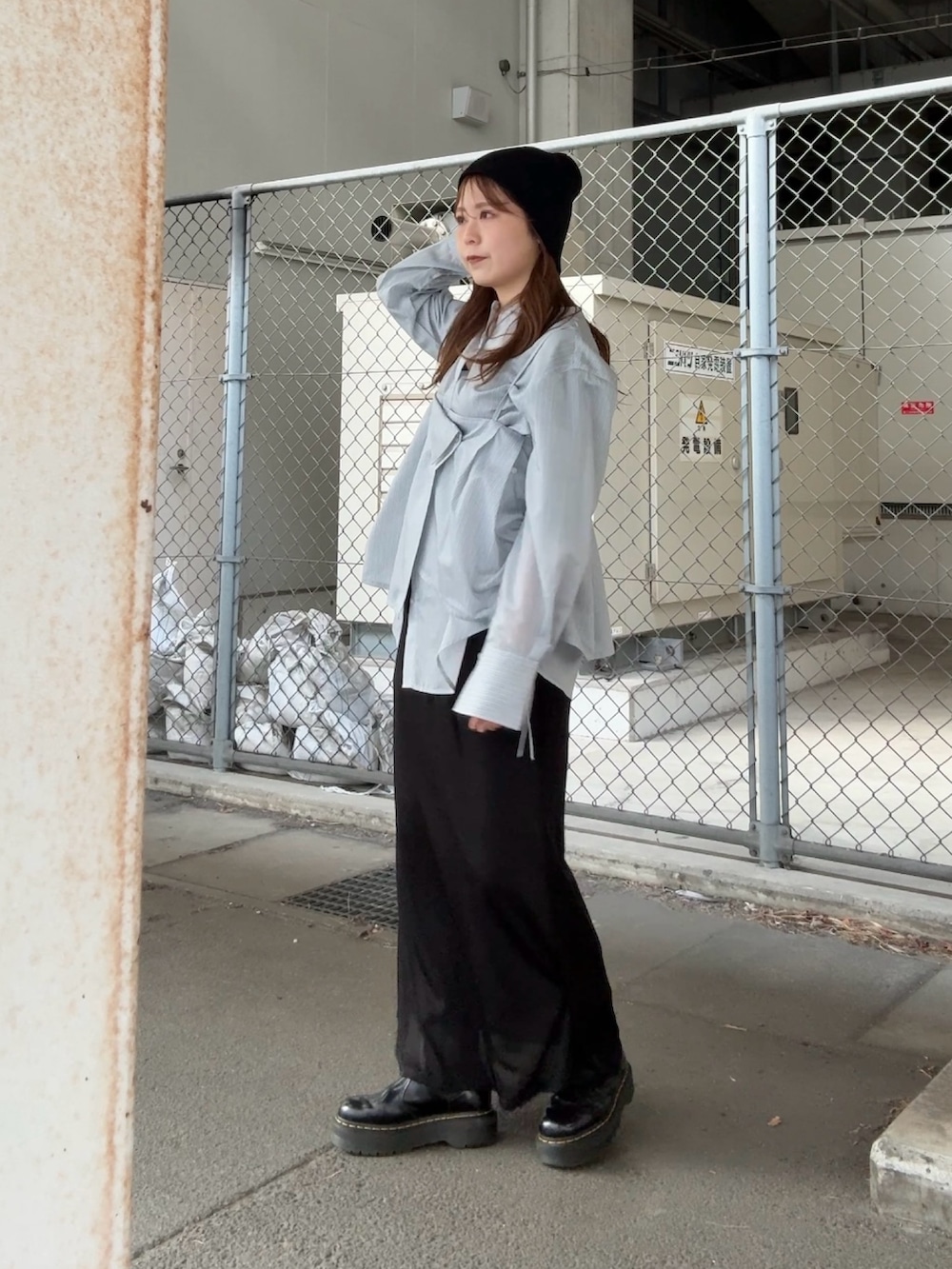 ブラック系のスカート、グレー系のシャツ/ブラウス、ブラック系のニットキャップ/ビーニーを着用したレディースの冬コーディネートの2枚目の写真