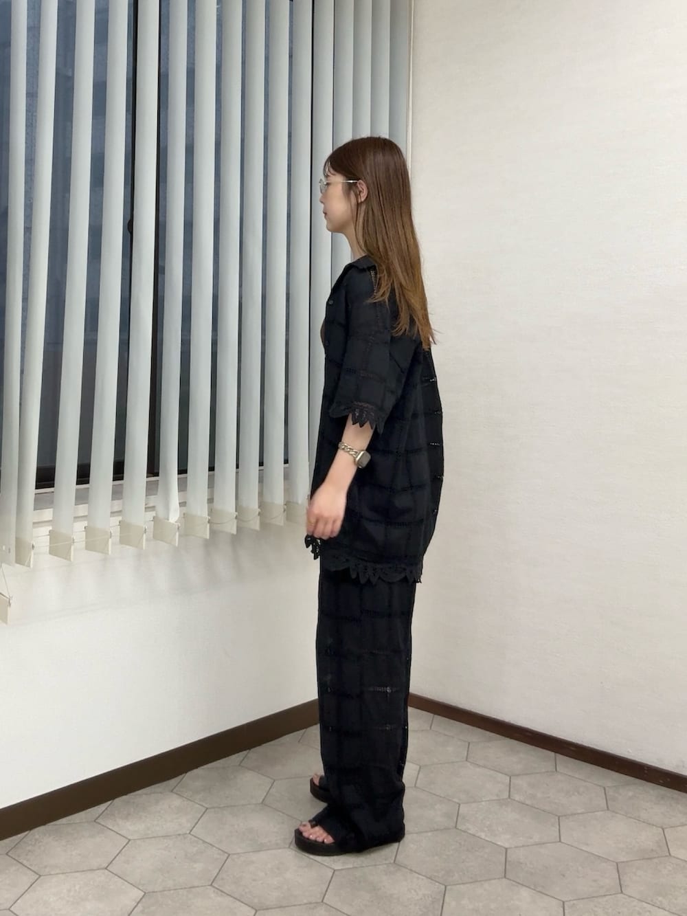 ブラック系のシャツ/ブラウス、ブラウン系のキャミソール、ブラック系のその他パンツを着用したレディースの夏コーディネートの2枚目の写真