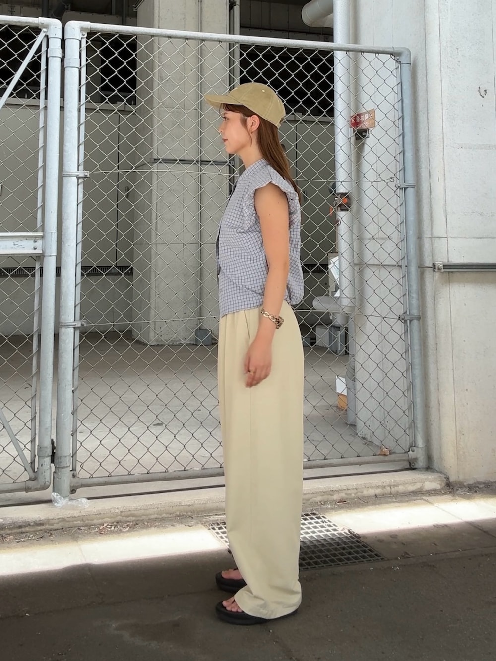 ブルー系のシャツ/ブラウス、ベージュ系のその他パンツ、ベージュ系のキャップを着用したレディースの夏コーディネートの2枚目の写真