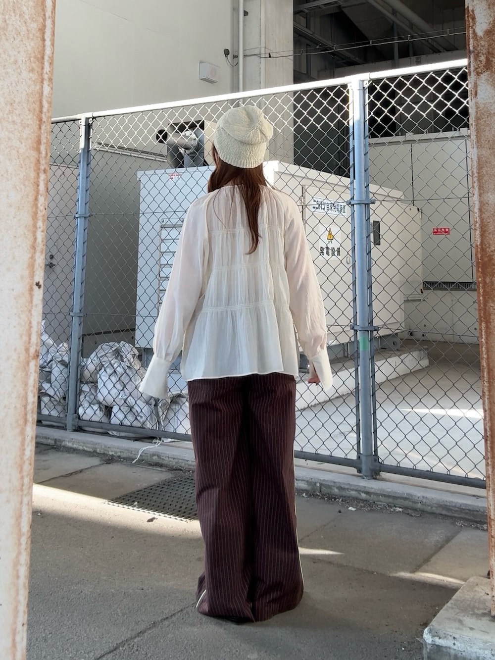 ホワイト系のシャツ/ブラウス、ブラウン系のその他パンツ、ホワイト系のニットキャップ/ビーニーを着用したレディースの春コーディネートの3枚目の写真