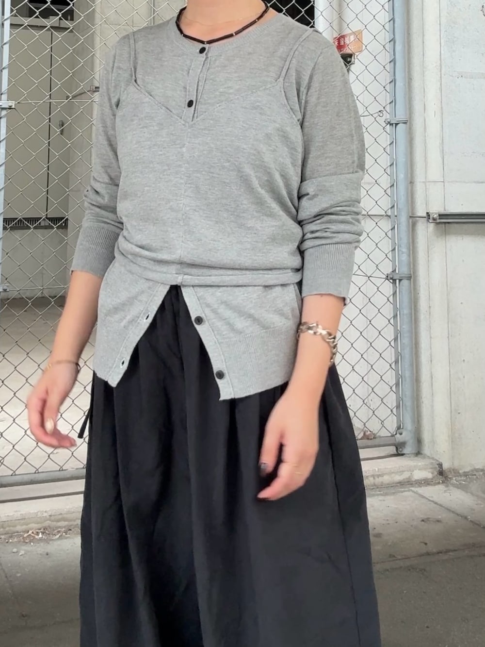 グレー系のカーディガン/ボレロ、グレー系のその他パンツ、ブラック系のネックレスを着用したレディースの夏コーディネートの3枚目の写真