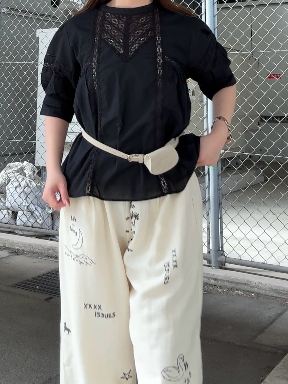 ブラック系のシャツ/ブラウス、ホワイト系のその他パンツ、グレー系のベルトを着用したレディースの春コーディネートの4枚目の写真