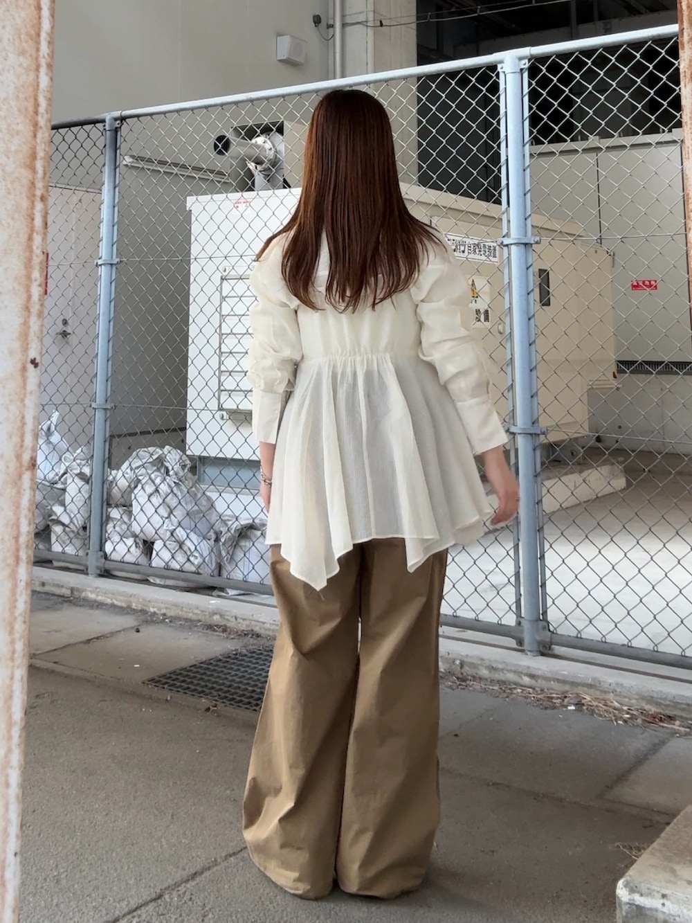 ホワイト系のシャツ/ブラウス、グリーン系のその他パンツを着用したレディースの冬コーディネートの3枚目の写真