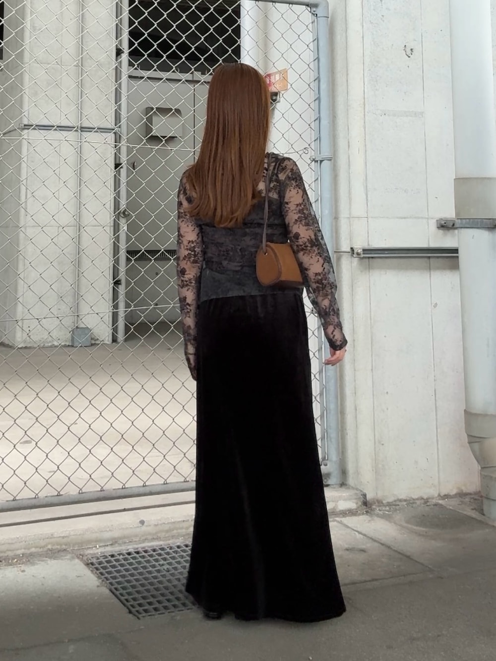 グレー系のTシャツ/カットソー、ブラック系のセットアップ、ブラウン系のショルダーバッグを着用したレディースの秋コーディネートの3枚目の写真