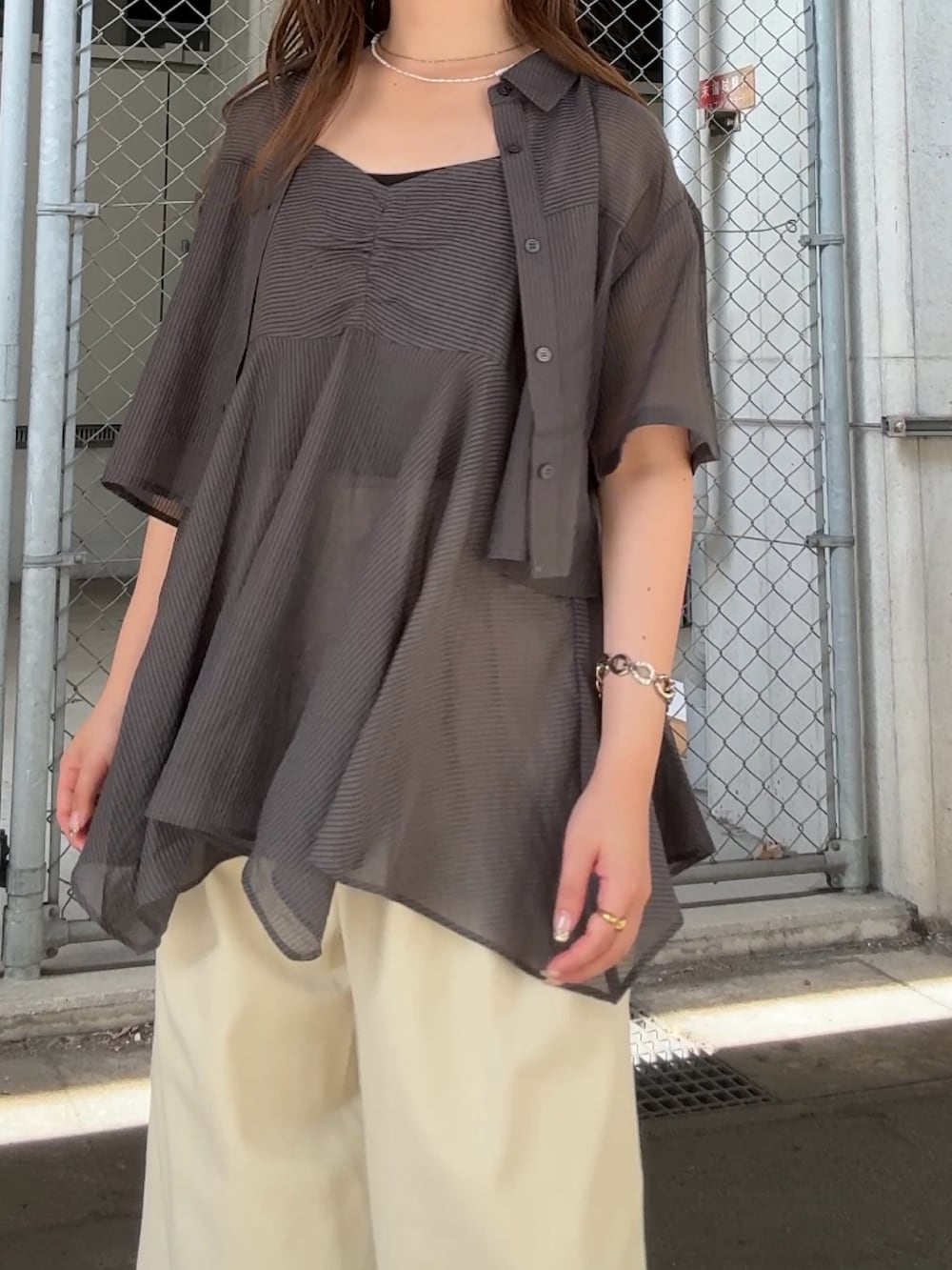 グレー系のシャツ/ブラウス、ベージュ系のその他パンツ、ホワイト系のネックレスを着用したレディースの夏コーディネートの4枚目の写真