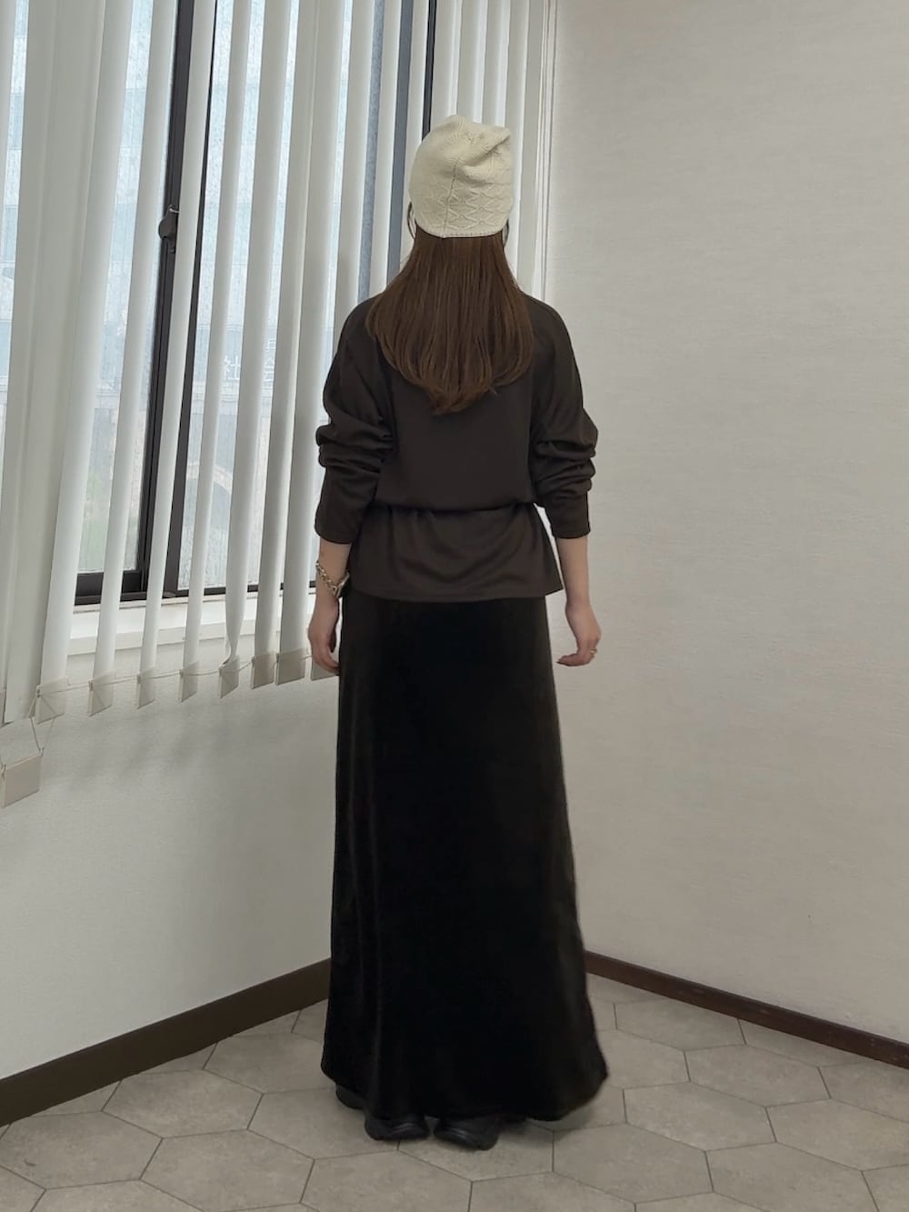 ブラウン系のTシャツ/カットソー、グリーン系のセットアップ、ブラック系のスニーカーを着用したレディースの秋コーディネートの3枚目の写真