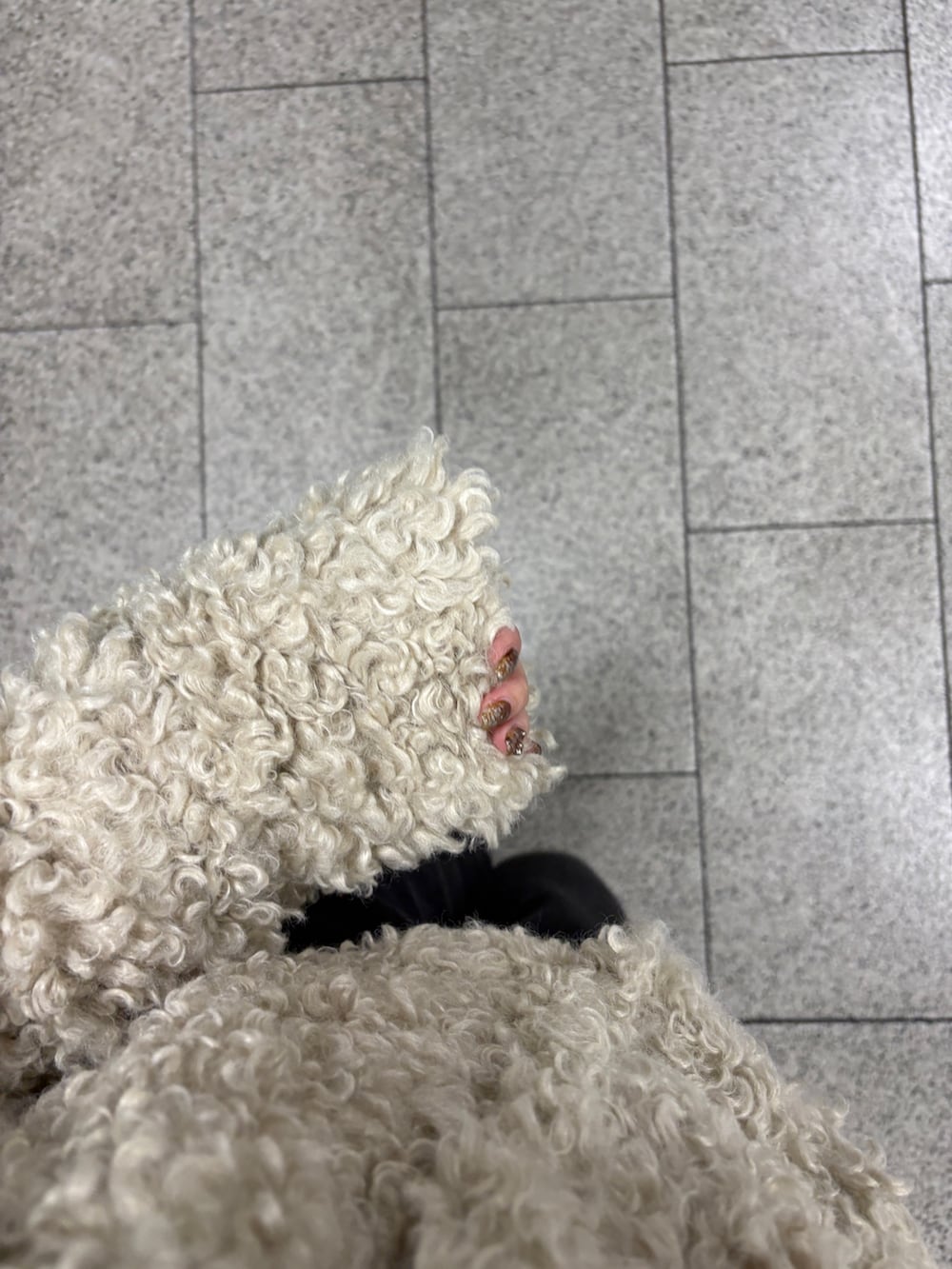 ホワイト系のその他アウター、ブラック系のデニムパンツを着用したレディースの冬コーディネートの2枚目の写真