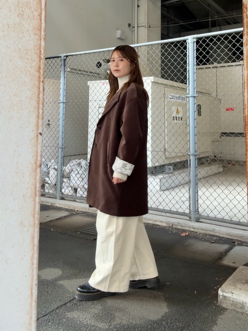 ホワイト系のニット/セーター、ブラウン系のその他アウター、ホワイト系のその他パンツを着用したレディースの秋コーディネートの2枚目の写真