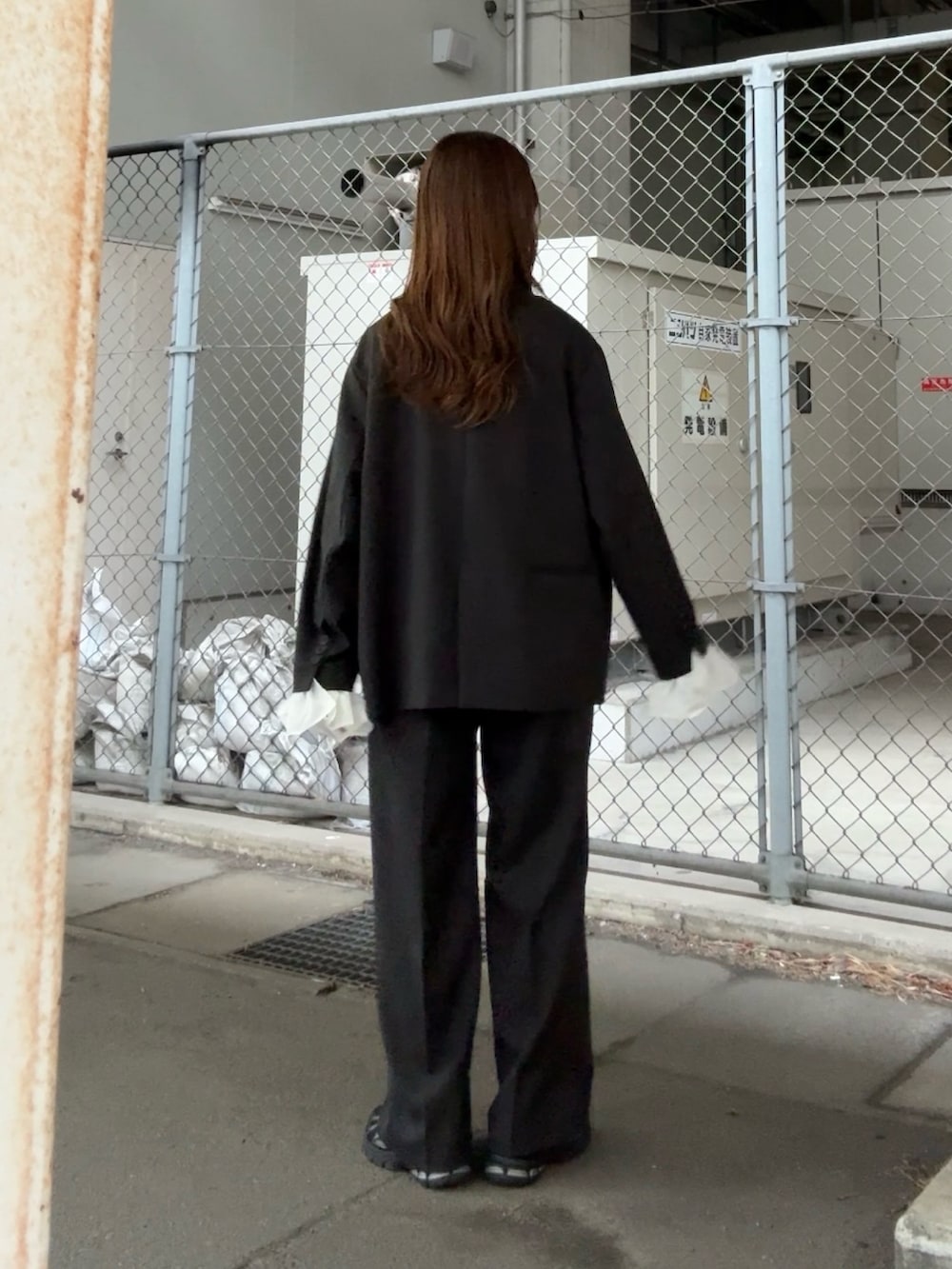 グレー系のその他アウター、グレー系のその他パンツ、レッド系のバンダナ/スカーフを着用したレディースの冬コーディネートの3枚目の写真