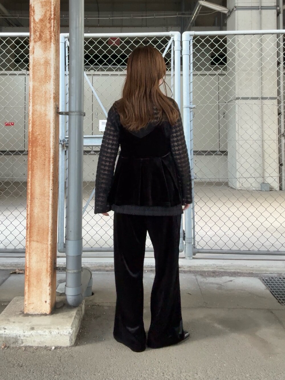 ブラック系のTシャツ/カットソー、ブラック系のキャミソール、ブラック系のその他パンツを着用したレディースの秋コーディネートの3枚目の写真