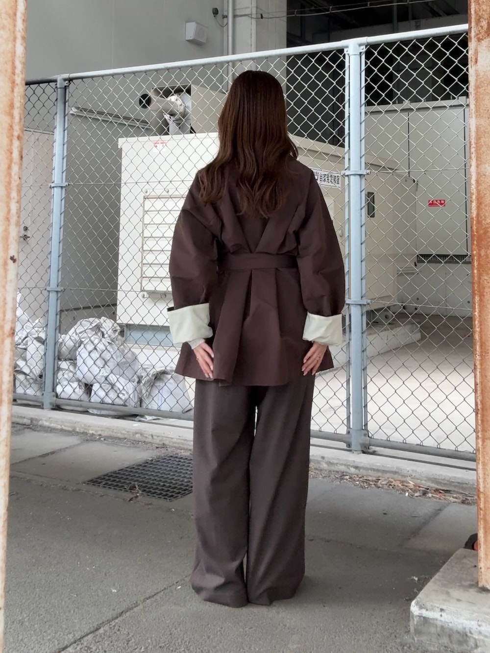 ブラウン系のその他アウター、ホワイト系のTシャツ/カットソー、ブラウン系のその他パンツを着用したレディースの冬コーディネートの3枚目の写真