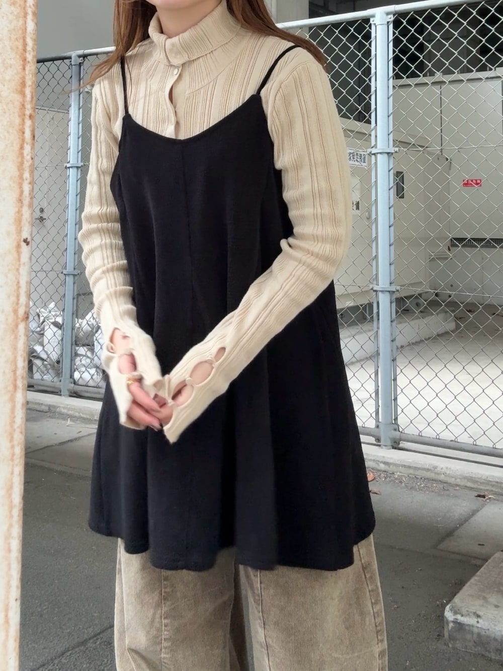 ベージュ系のニット/セーター、ブラック系のワンピース、ブラウン系のその他パンツを着用したレディースの秋コーディネートの4枚目の写真