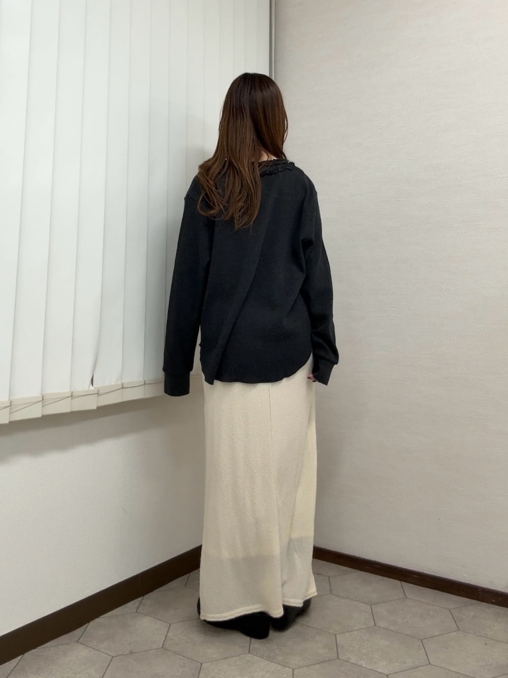 グレー系のTシャツ/カットソー、ピンク系のスカート、ブラック系のその他シューズを着用したレディースの春コーディネートの3枚目の写真