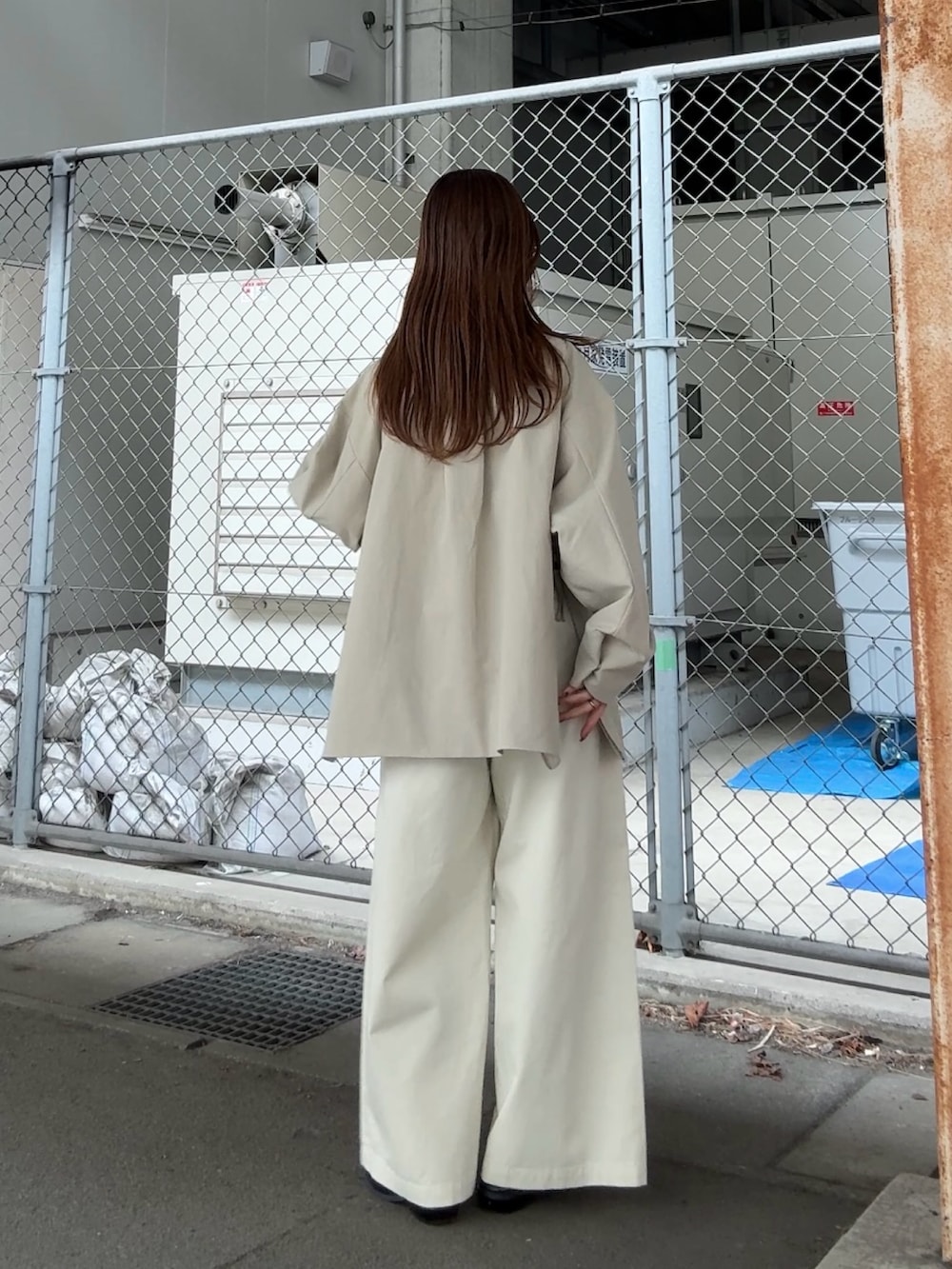 ベージュ系のその他アウター、ホワイト系のニット/セーター、ホワイト系のTシャツ/カットソーを着用したレディースの春コーディネートの3枚目の写真