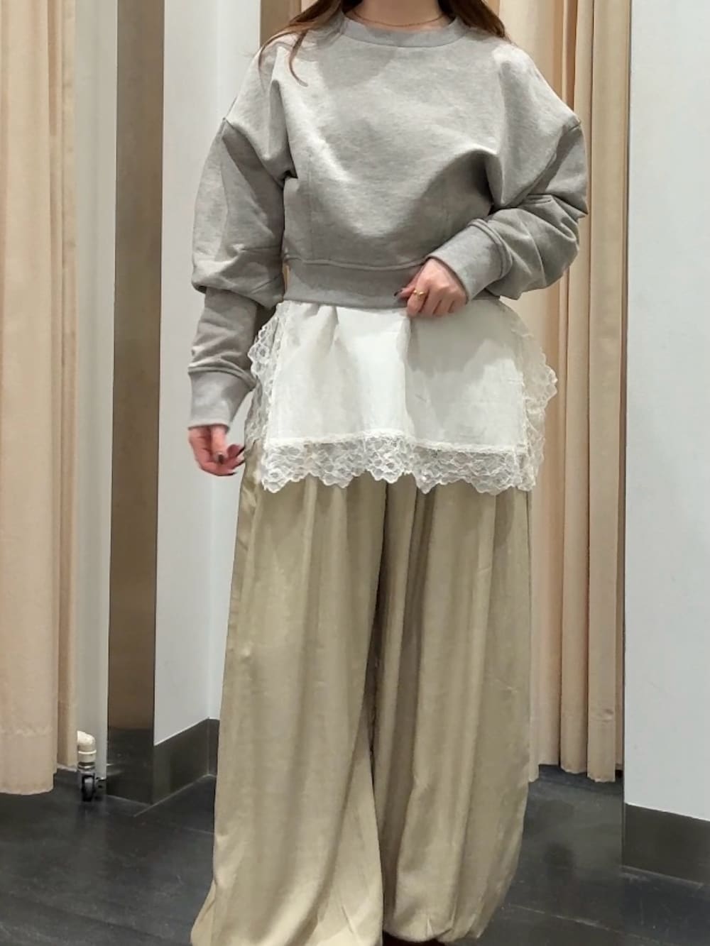 ベージュ系のその他パンツ、ブラウン系のキャミソール、ベージュ系のスウェットを着用したレディースの冬コーディネートの3枚目の写真