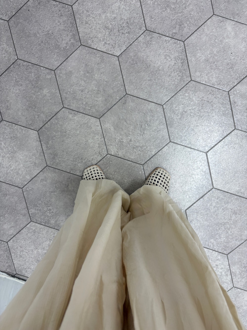 ベージュ系のカーディガン/ボレロ、ホワイト系のその他パンツ、ホワイト系のサンダルを着用したレディースの春コーディネートの4枚目の写真
