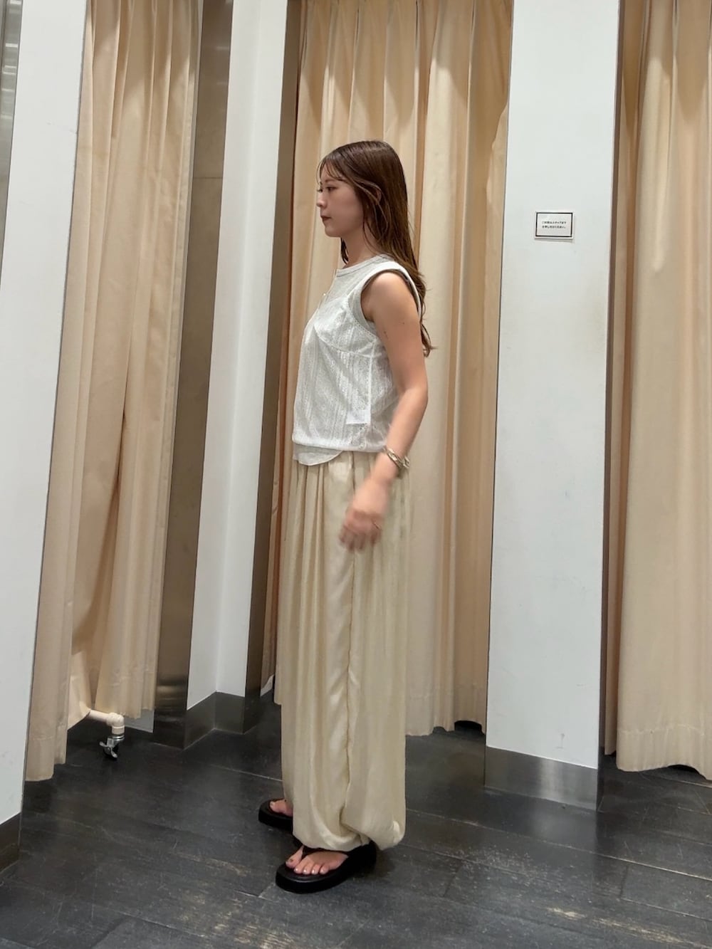 ベージュ系のタンクトップ、ホワイト系のキャミソール、ホワイト系のその他パンツを着用したレディースの夏コーディネートの2枚目の写真