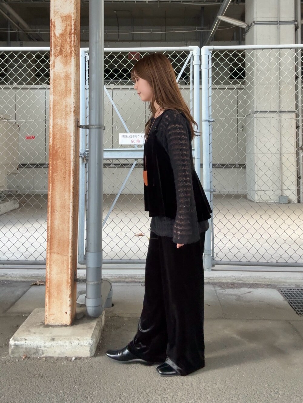 ブラック系のTシャツ/カットソー、ブラック系のキャミソール、ブラック系のその他パンツを着用したレディースの秋コーディネートの2枚目の写真