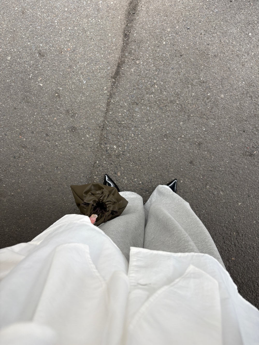 ブラック系のシャツ/ブラウス、グリーン系のショルダーバッグ、グレー系のその他パンツを着用したレディースの冬コーディネートの4枚目の写真