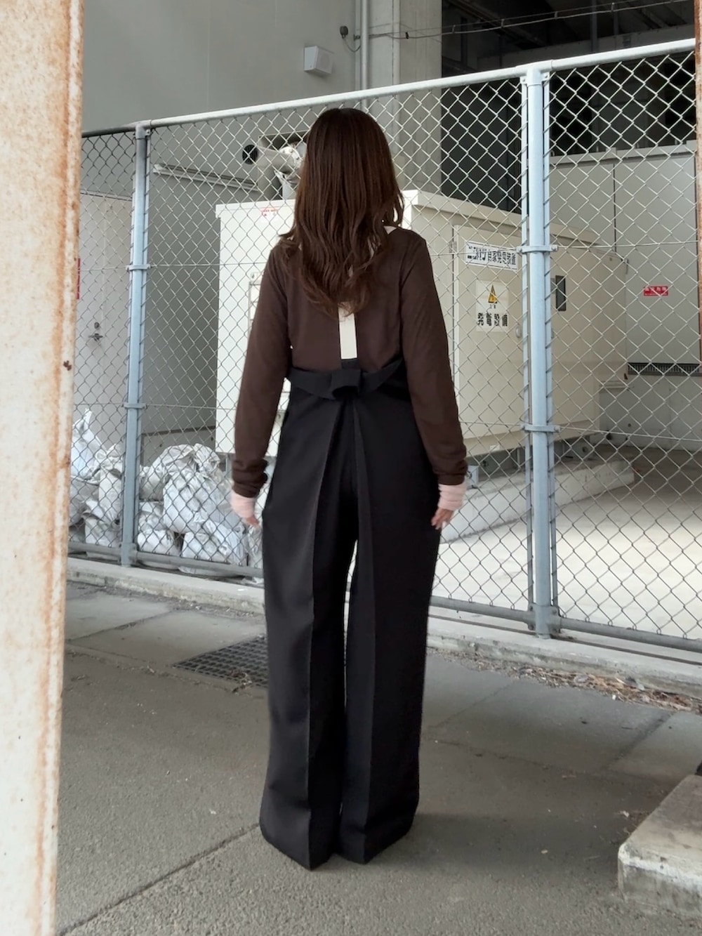 ブラック系のその他パンツ、ブラウン系のTシャツ/カットソー、ゴールド系のネックレスを着用したレディースの冬コーディネートの3枚目の写真