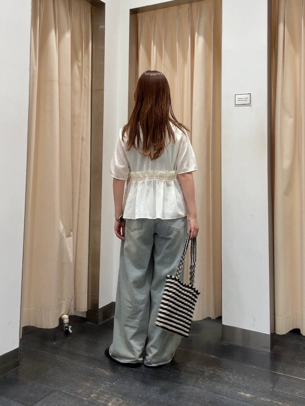 ホワイト系のシャツ/ブラウス、ブルー系のデニムパンツ、ブラック系のサンダルを着用したレディースの夏コーディネートの3枚目の写真