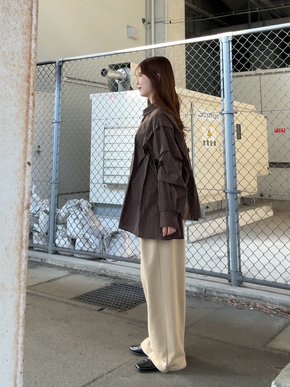 ブラウン系のシャツ/ブラウス、ベージュ系のその他パンツを着用したレディースの春コーディネートの2枚目の写真