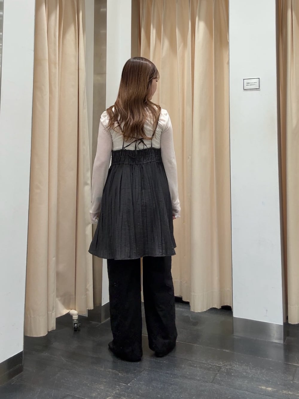 ホワイト系のTシャツ/カットソー、グレー系のワンピース、ブラック系のその他パンツを着用したレディースの春コーディネートの3枚目の写真