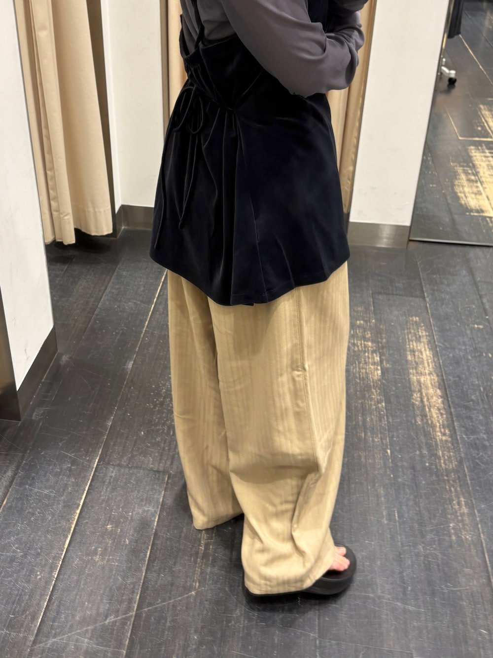 グレー系のTシャツ/カットソー、ベージュ系のその他パンツを着用したレディースの夏コーディネートの2枚目の写真