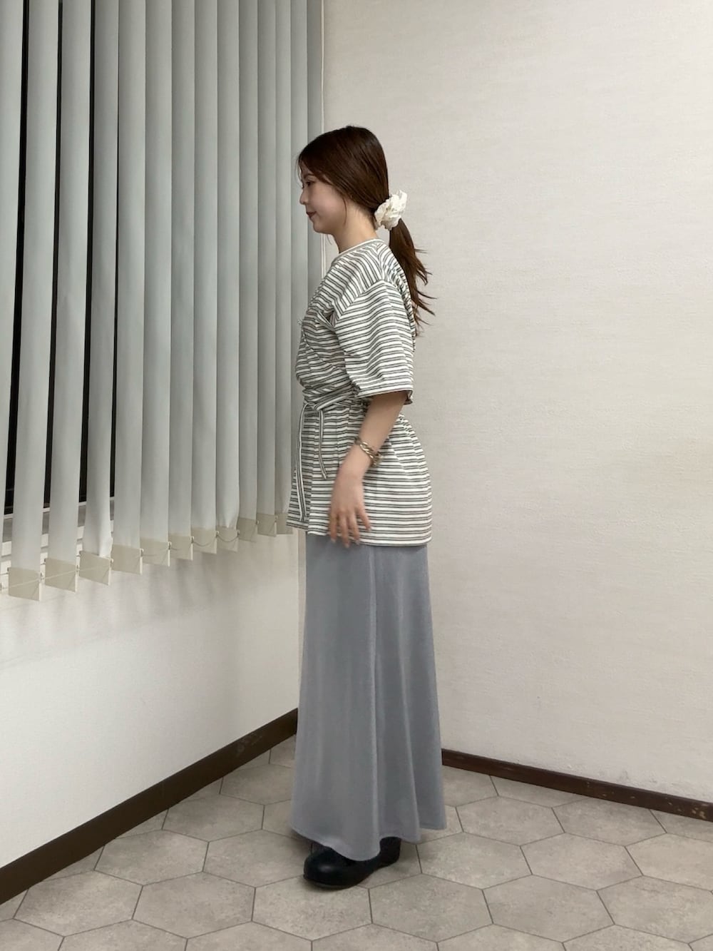 ホワイト系のTシャツ/カットソー、グレー系のスカート、ブラック系のその他シューズを着用したレディースの春コーディネートの2枚目の写真