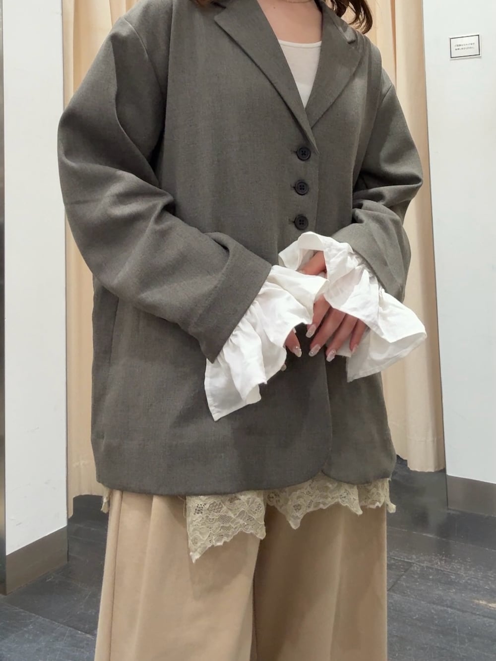 グレー系のその他アウター、ホワイト系のTシャツ/カットソー、ベージュ系のキャミソールを着用したレディースの冬コーディネートの4枚目の写真