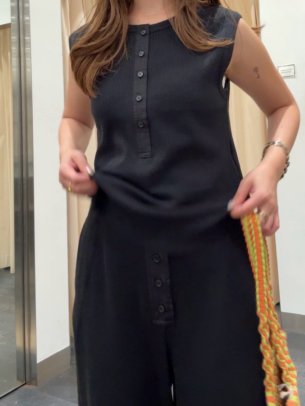 ブラック系のタンクトップ、ブラック系のその他パンツ、ブラック系のサンダルを着用したレディースの夏コーディネートの4枚目の写真