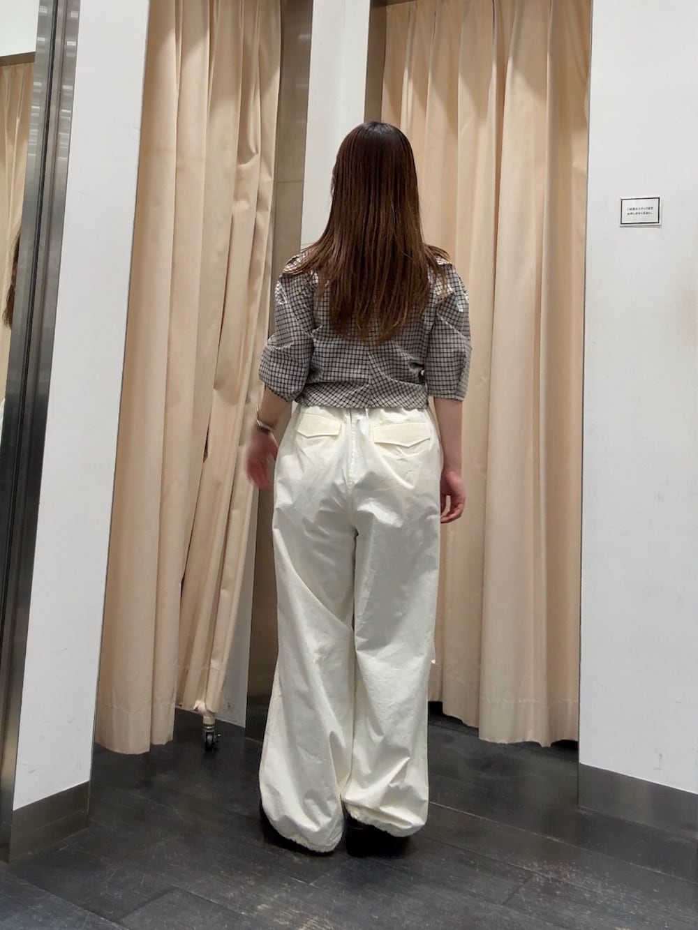 ベージュ系のシャツ/ブラウス、ホワイト系のその他パンツ、ブラック系のその他シューズを着用したレディースの春コーディネートの3枚目の写真