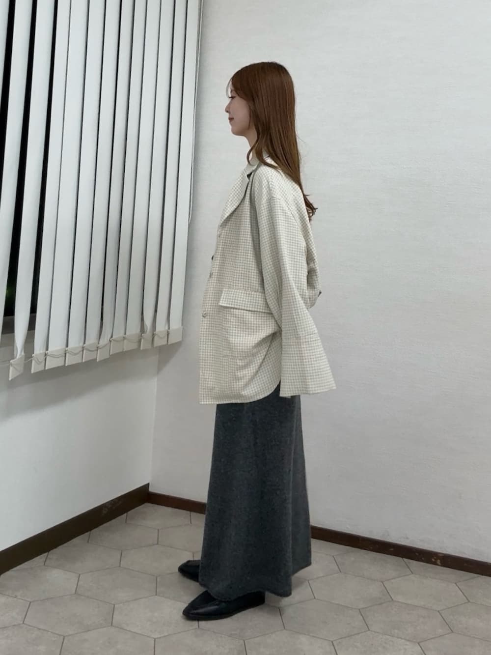 ホワイト系のシャツ/ブラウス、ブラック系のボディバッグ/ウエストポーチ、グレー系のスカートを着用したレディースの秋コーディネートの2枚目の写真