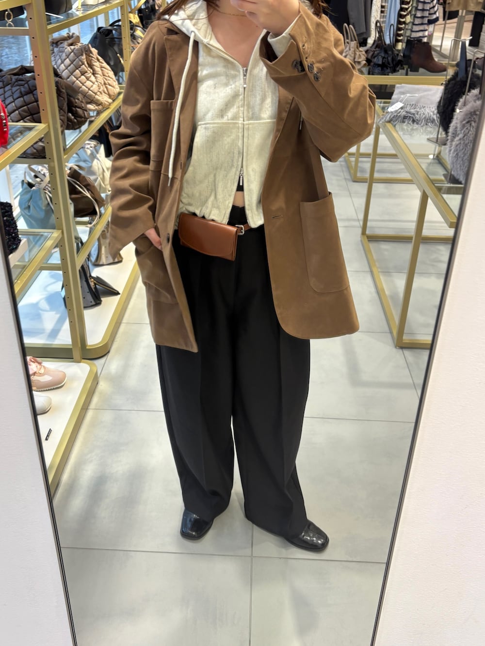 イエロー系のその他アウター、ホワイト系のパーカー、ブラック系のその他パンツを着用したレディースの秋コーディネートの2枚目の写真