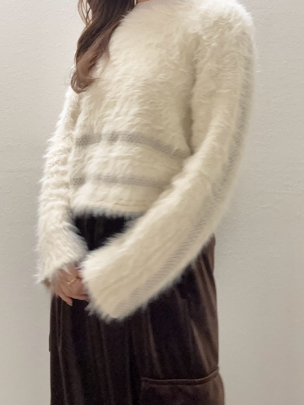 ホワイト系のニット/セーター、ブラウン系のその他パンツ、ブラック系のその他シューズを着用したレディースの秋コーディネートの4枚目の写真