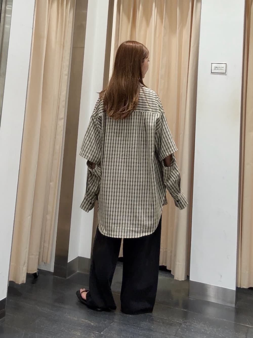 ベージュ系のシャツ/ブラウス、ブラウン系のキャミソール、ブラック系のデニムパンツを着用したレディースの夏コーディネートの3枚目の写真