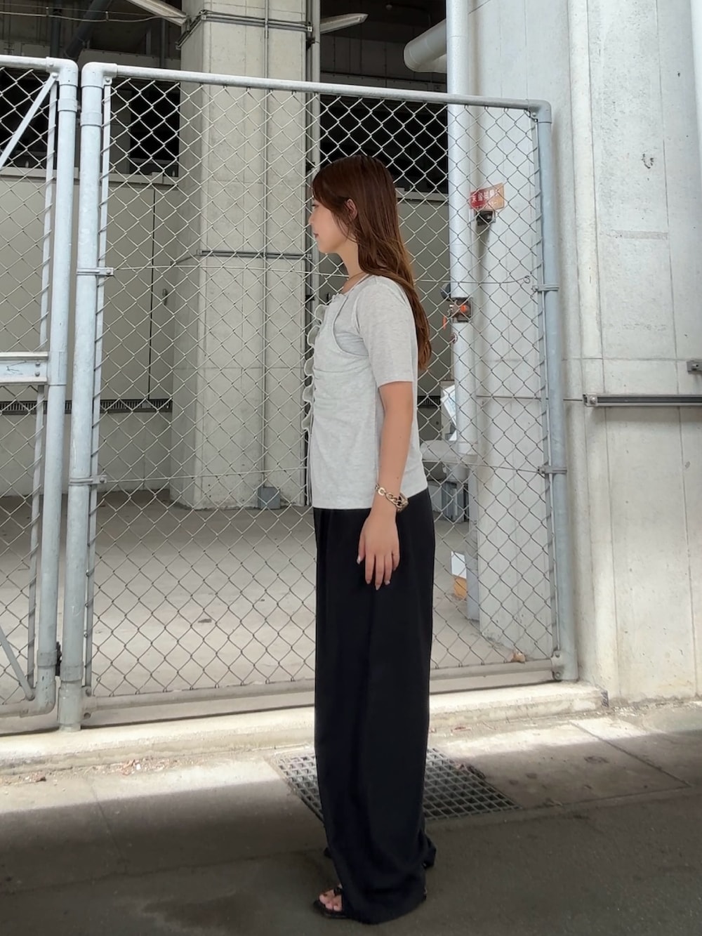 ベージュ系のTシャツ/カットソー、ブルー系のその他パンツを着用したレディースの夏コーディネートの2枚目の写真