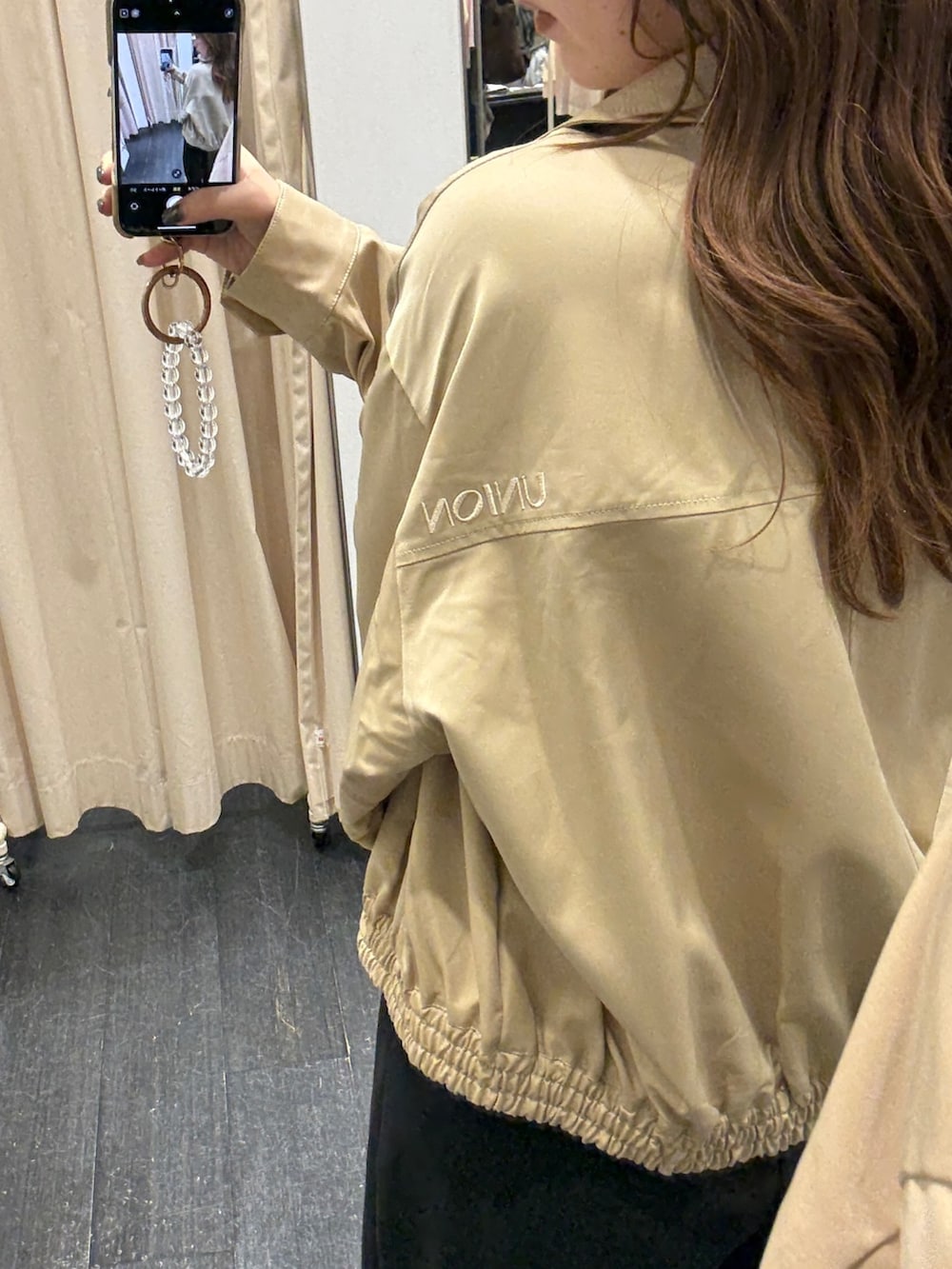 ベージュ系のブルゾン、ブラック系のその他パンツ、ベージュ系のその他シューズを着用したレディースの秋コーディネートの5枚目の写真