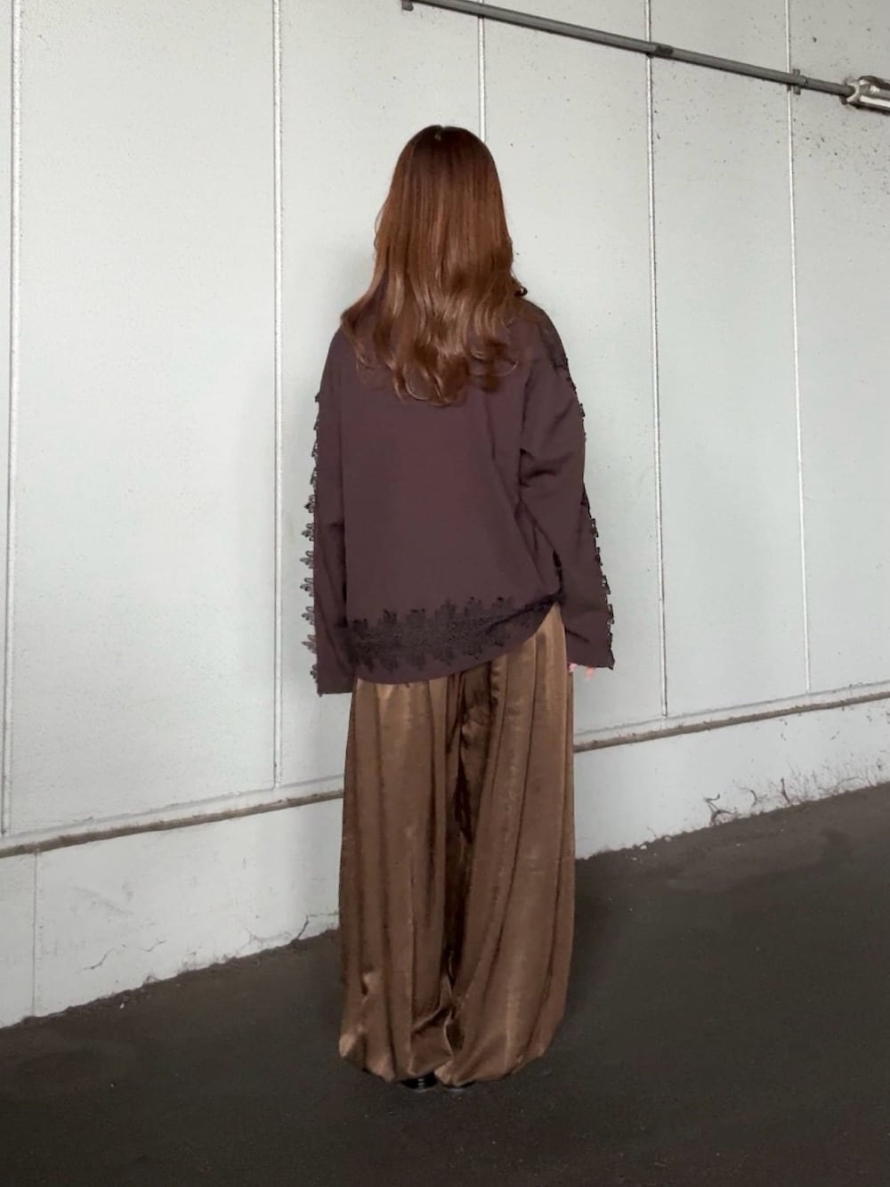 ブラウン系のシャツ/ブラウス、グリーン系のその他パンツを着用したレディースの冬コーディネートの3枚目の写真