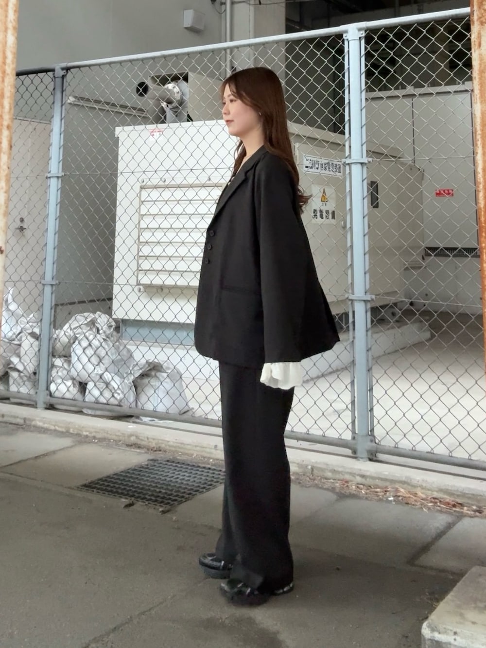 グレー系のその他アウター、グレー系のその他パンツ、レッド系のバンダナ/スカーフを着用したレディースの冬コーディネートの2枚目の写真