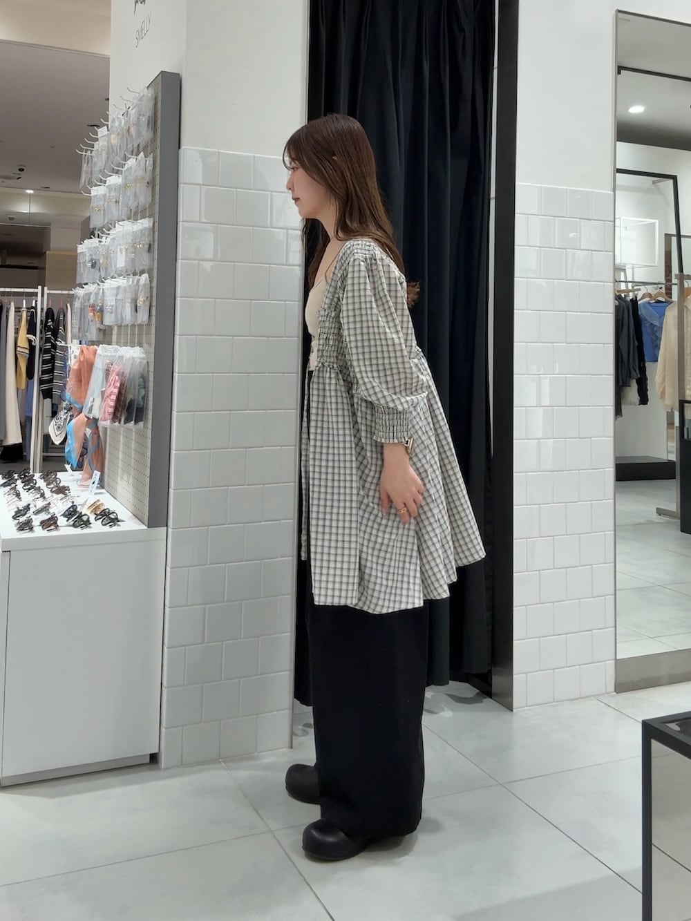 ベージュ系のワンピース、ブラック系のその他パンツ、ブラック系のその他シューズを着用したレディースの春コーディネートの2枚目の写真