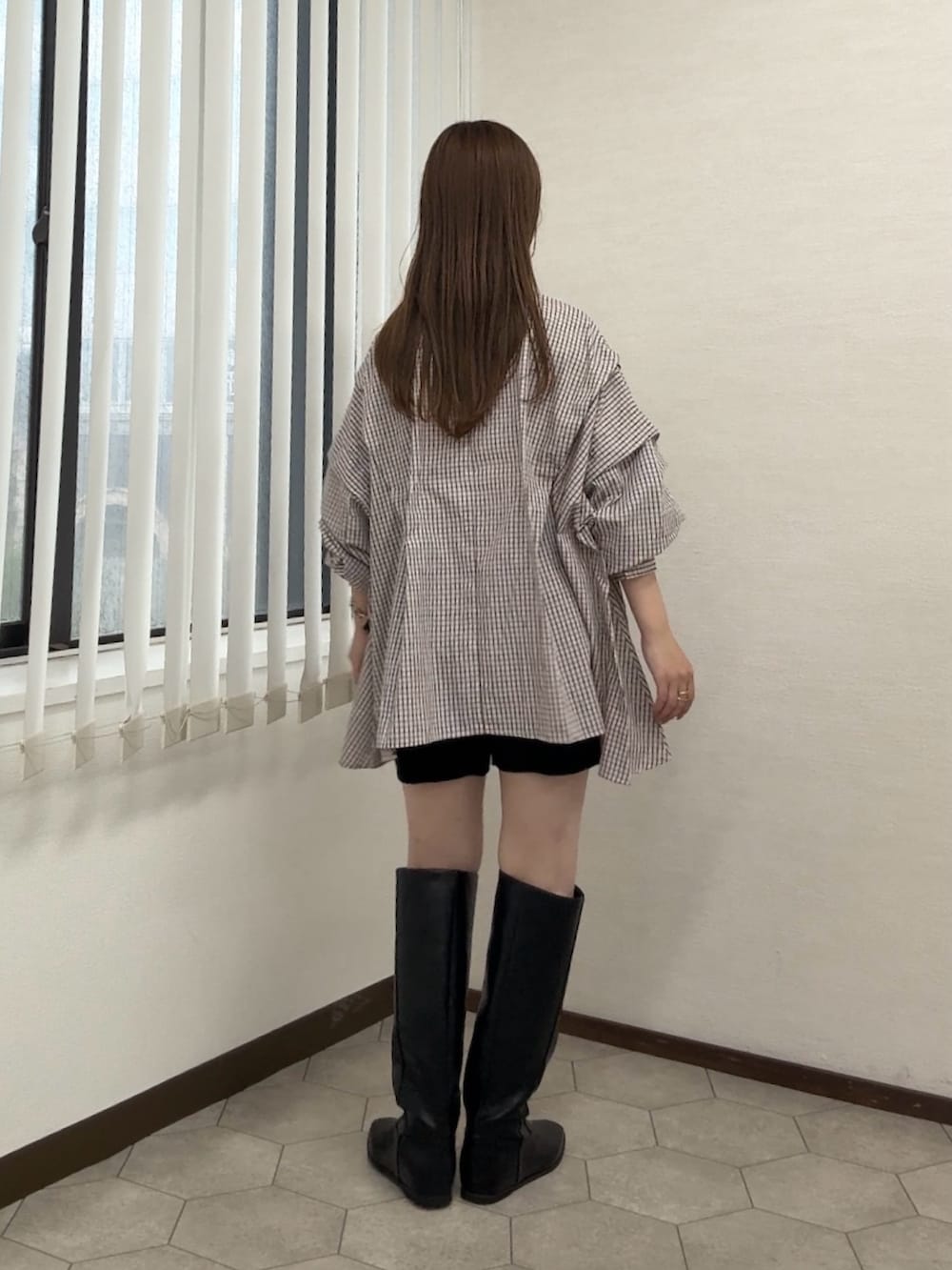 ピンク系のシャツ/ブラウス、ブラック系のその他パンツ、ブラック系のブーツを着用したレディースの秋コーディネートの3枚目の写真
