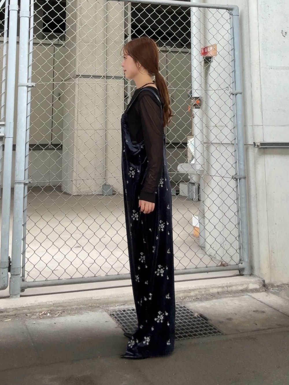 ブラック系のTシャツ/カットソー、ブルー系のその他パンツ、ブラック系のネックレスを着用したレディースの秋コーディネートの2枚目の写真