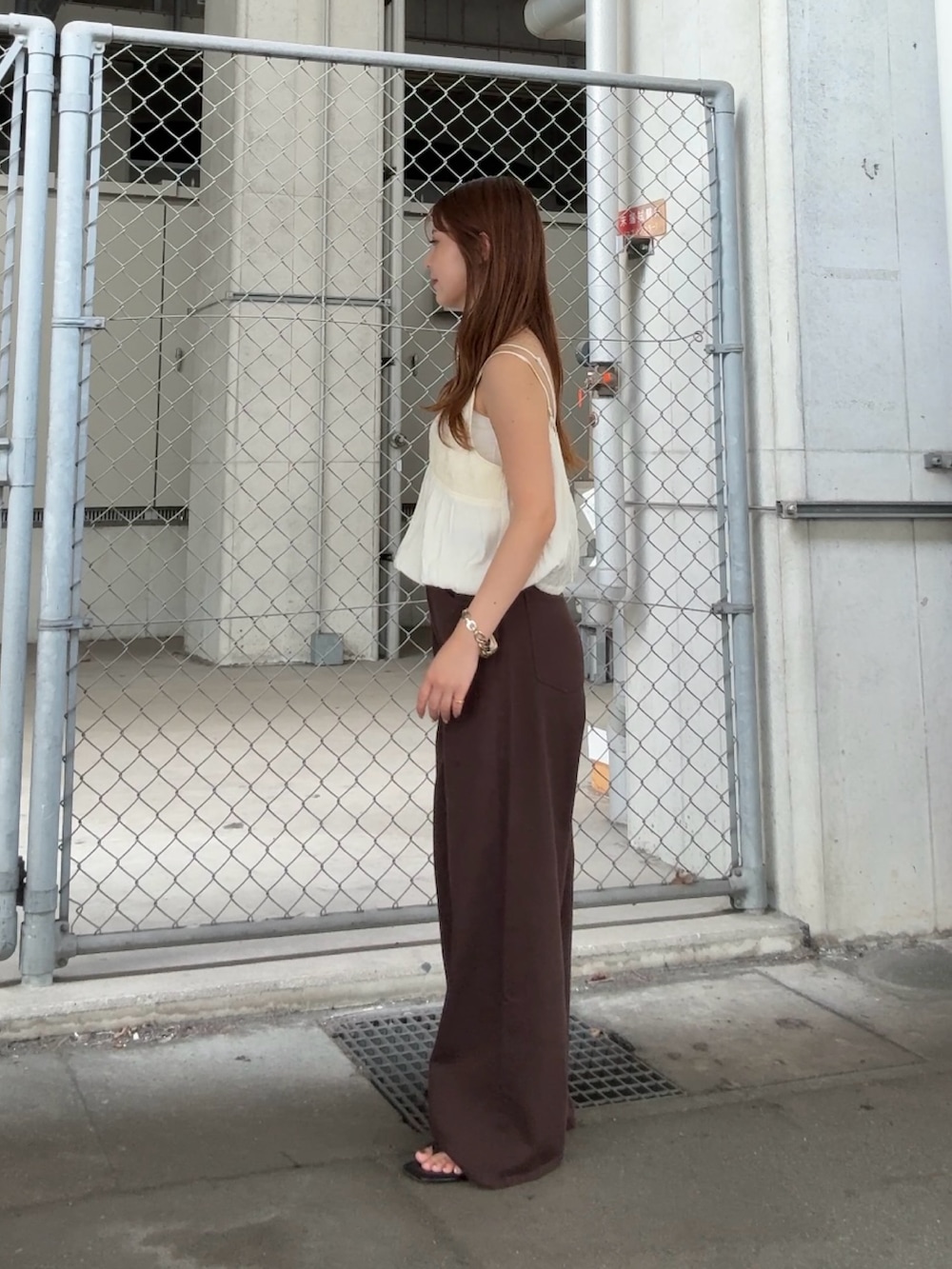 ホワイト系のその他トップス、ブラウン系のその他パンツを着用したレディースの夏コーディネートの2枚目の写真