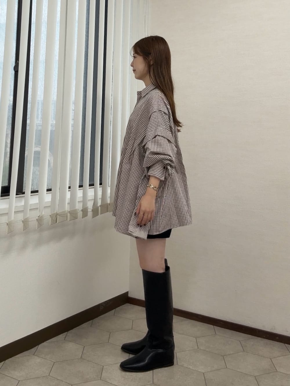 ピンク系のシャツ/ブラウス、ブラック系のその他パンツ、ブラック系のブーツを着用したレディースの秋コーディネートの2枚目の写真