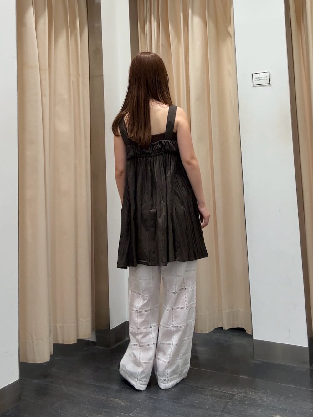 ブラウン系のワンピース、ホワイト系のその他パンツ、ブラック系のサンダルを着用したレディースの夏コーディネートの3枚目の写真