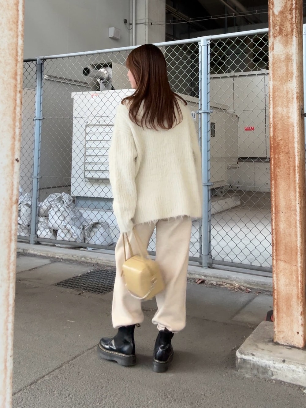 ホワイト系のニット/セーター、ベージュ系のその他パンツ、ベージュ系のショルダーバッグを着用したレディースの冬コーディネートの3枚目の写真