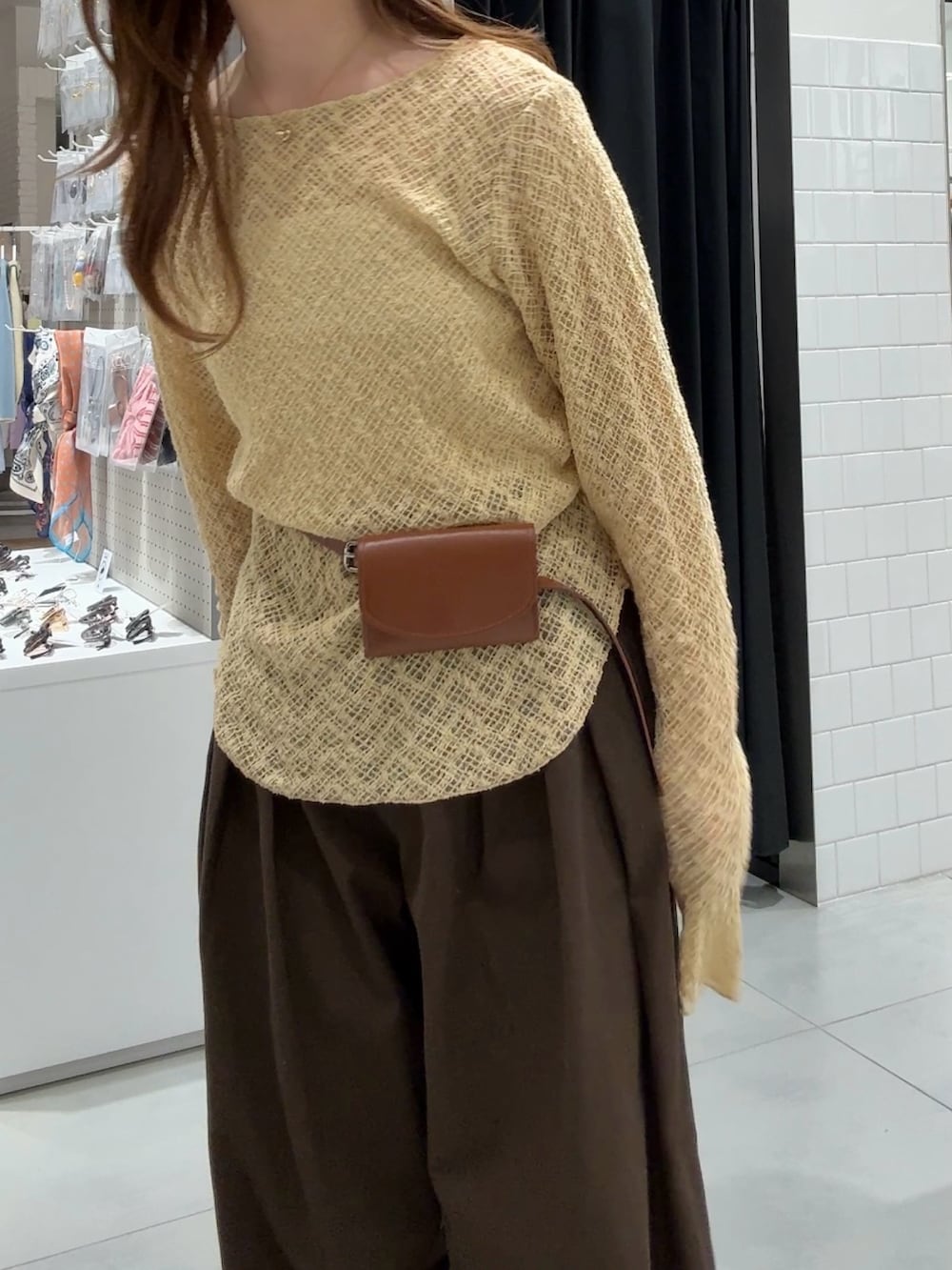 ベージュ系のTシャツ/カットソー、ブラウン系のその他パンツ、ブラウン系のサンダルを着用したレディースの春コーディネートの4枚目の写真